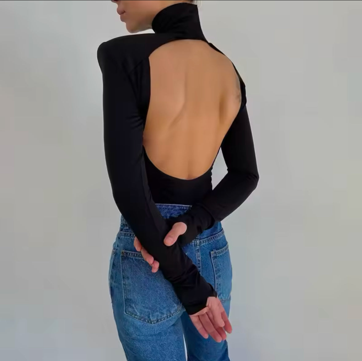 Schwarzer Langarm-Bodysuit mit Rollkragen und atemberaubendem offenen Rücken-Design. Perfekt für einen eleganten und verführerischen Look.