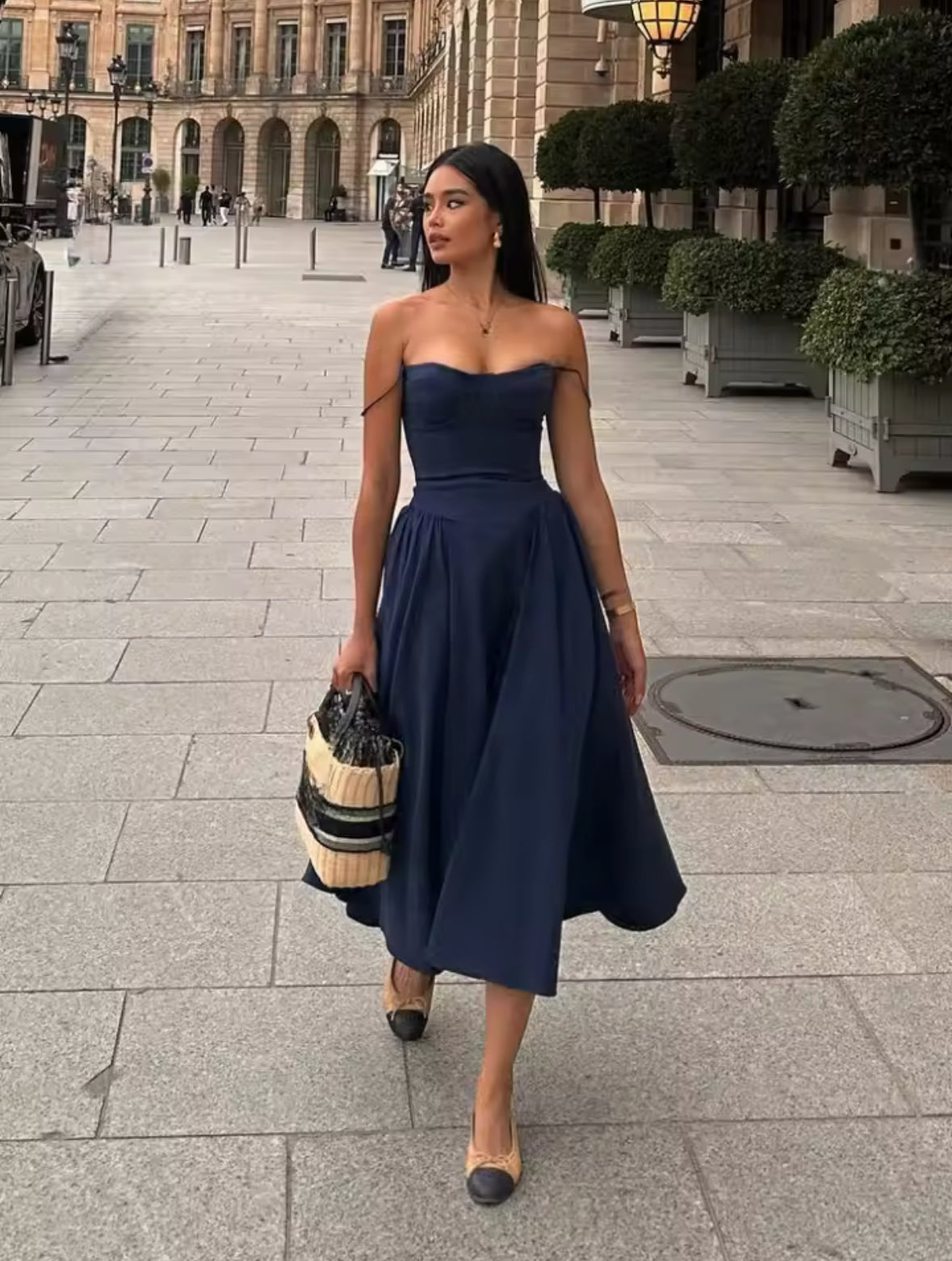 Classic Variante (Spaghettiträger):
„Model trägt das Côte d’Azur Dress mit Spaghettiträgern, herzförmigem Ausschnitt und schwingendem Midirock – in verschiedenen Farben erhältlich.
