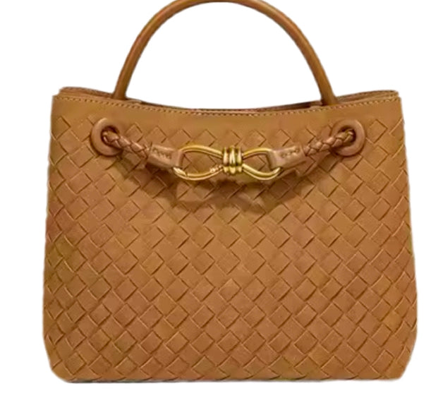 Luxuriöse geflochtene Handtasche im eleganten Design, inspiriert von italienischer Handwerkskunst. Die Tasche besticht durch ihr hochwertiges Material, eine edle Flechtoptik und ein stilvolles Knotendetail aus Metall. Perfekt für einen zeitlosen, schicken Look.