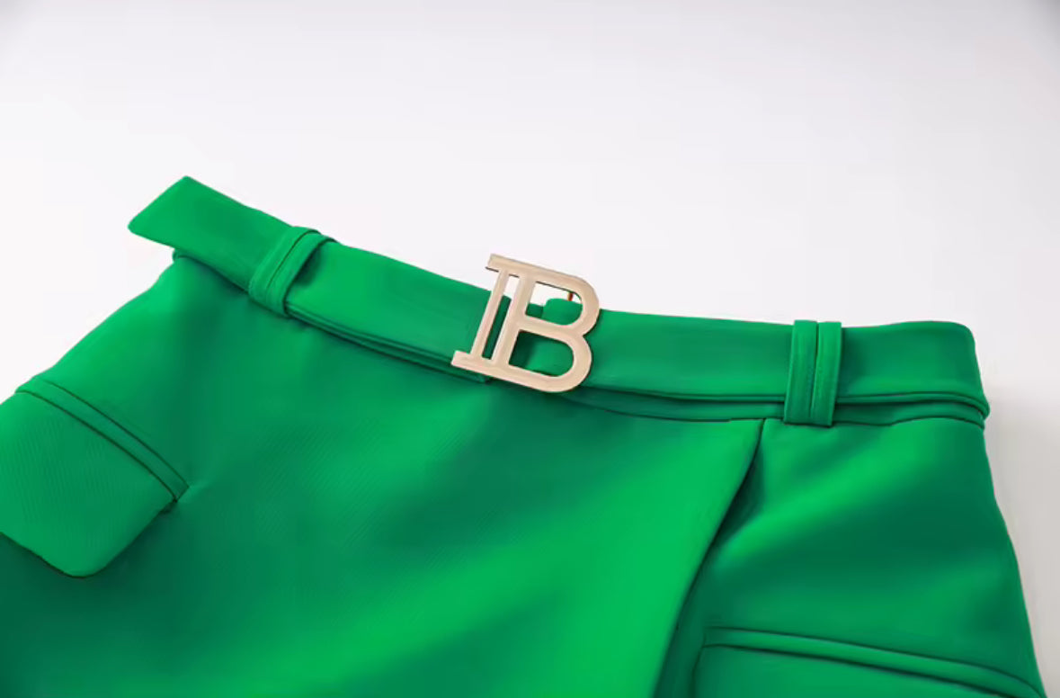 Grüner Statement-Minirock mit Gürtel und goldener Schnalle im Balmain-Dupe-Stil – moderner Luxus-Look.