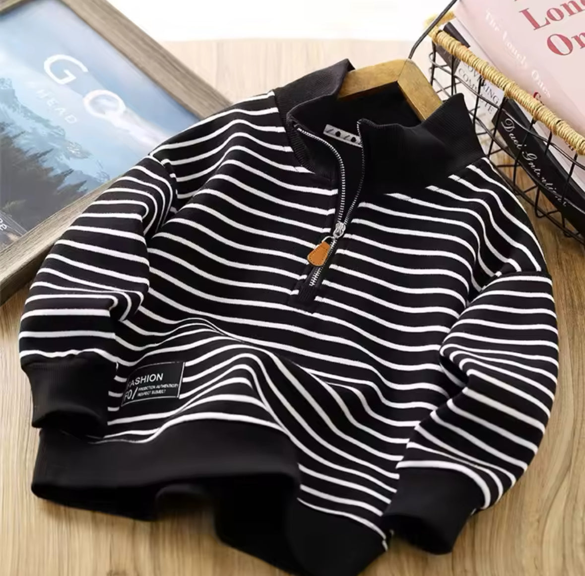 Schwarzer gestreifter Sweater mit Half-Zip, perfekt für stylische Kids.