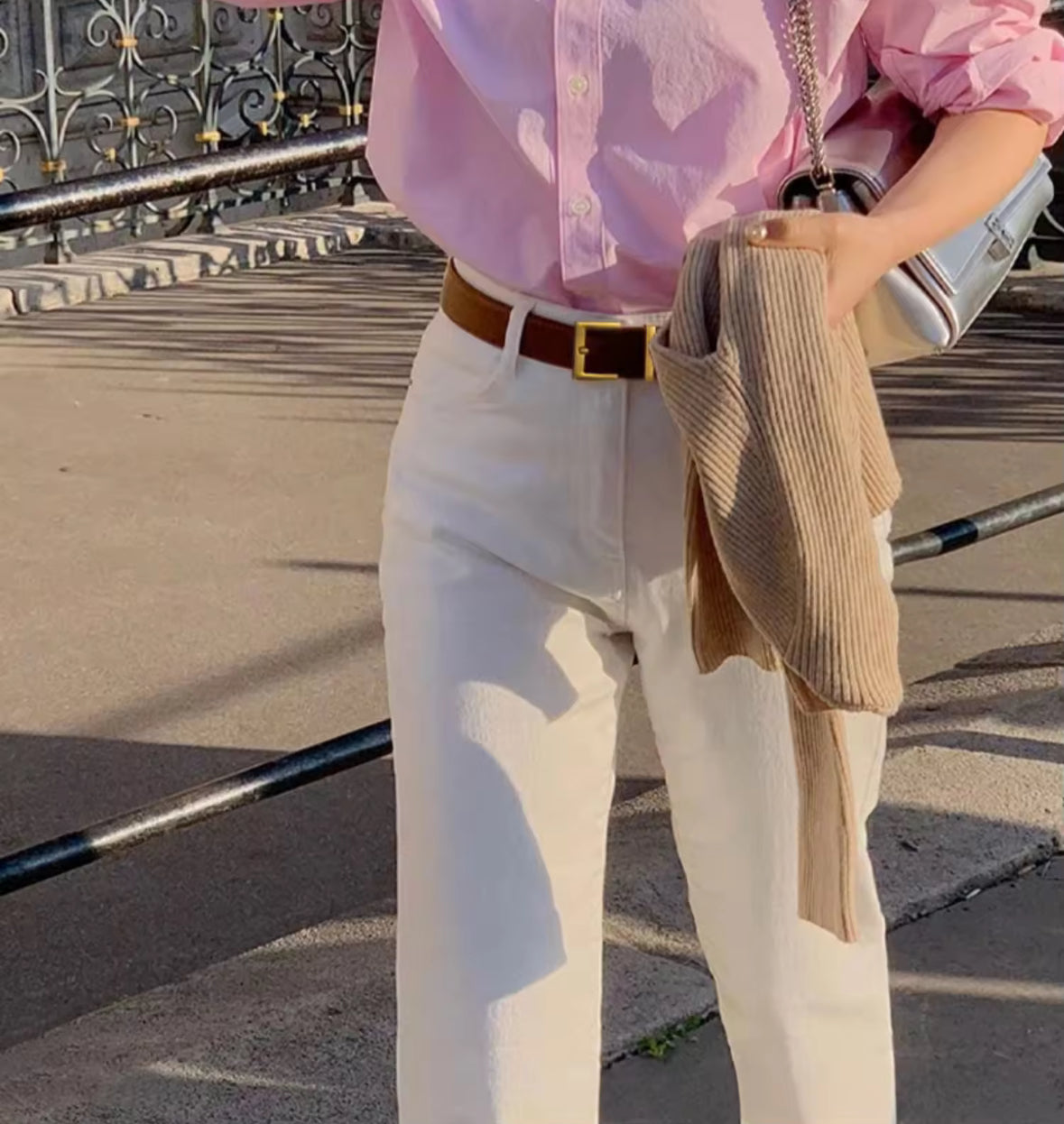 Edler Wildledergürtel mit goldener Schnalle – ein zeitloses Accessoire für elegante und lässige Looks. Verfügbar in Schwarz, Cognac, Bordeaux und Braun. Perfekt, um Outfits stilvoll zu akzentuieren.