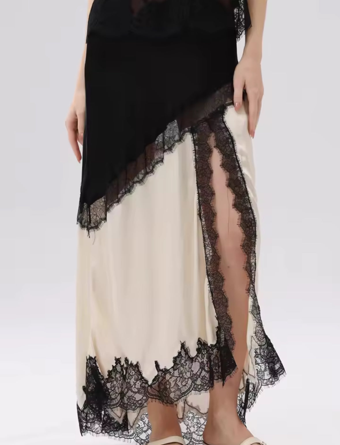 Eleganter Maxirock aus Satin in Schwarz und Creme mit feiner schwarzer Spitze und seitlichem Beinschlitz – HB Interieur & Fashion.
