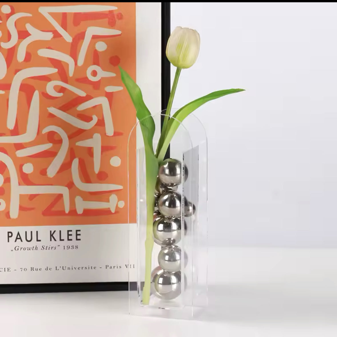Moderne transparente Acryl-Vase mit integrierten goldenen oder silbernen Kugeln. Perfekt für einzelne Blumen oder als stilvolles Design-Element für modernes Interior.