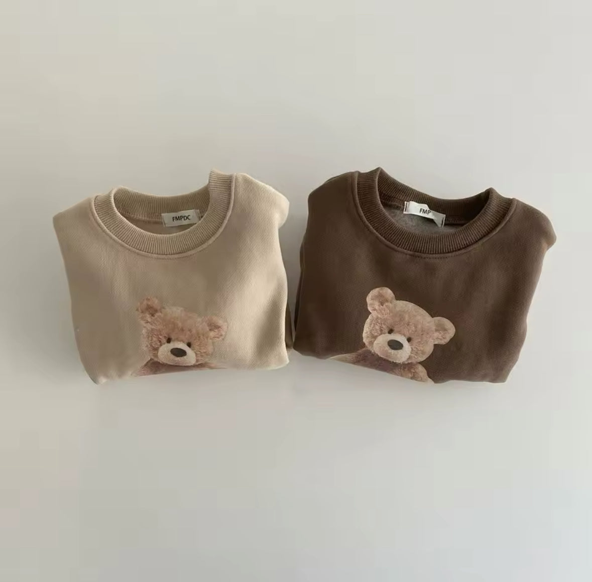 Zwei Teddy-Bär Kinder-Sweatshirts in Beige & Braun mit flauschigem Bären-Print.