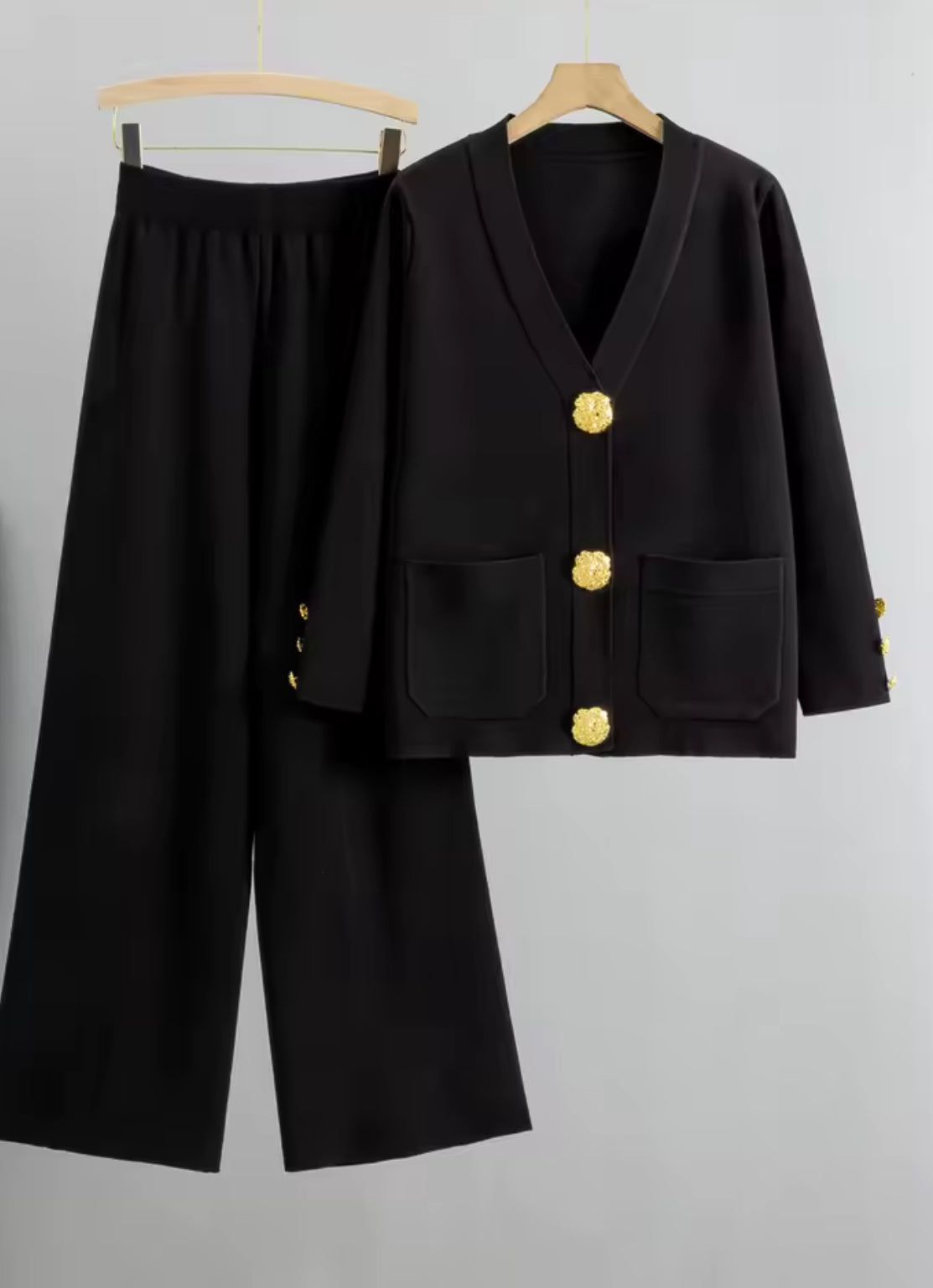 Aurora Luxe Set – Elegantes 2-teiliges Outfit mit Strickjacke und weiter Hose, verziert mit auffälligen goldfarbenen Knöpfen, ideal für Business und elegante Anlässe.