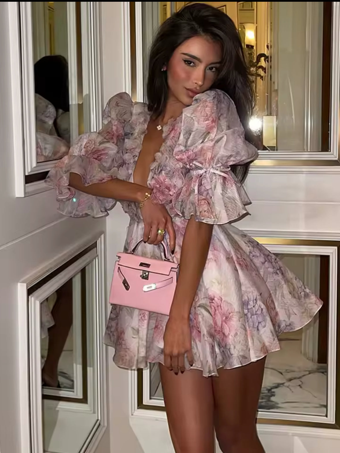 Tief ausgeschnittenes Minikleid mit floralem Print, Rüschen und Puffärmeln aus leichtem Stoff