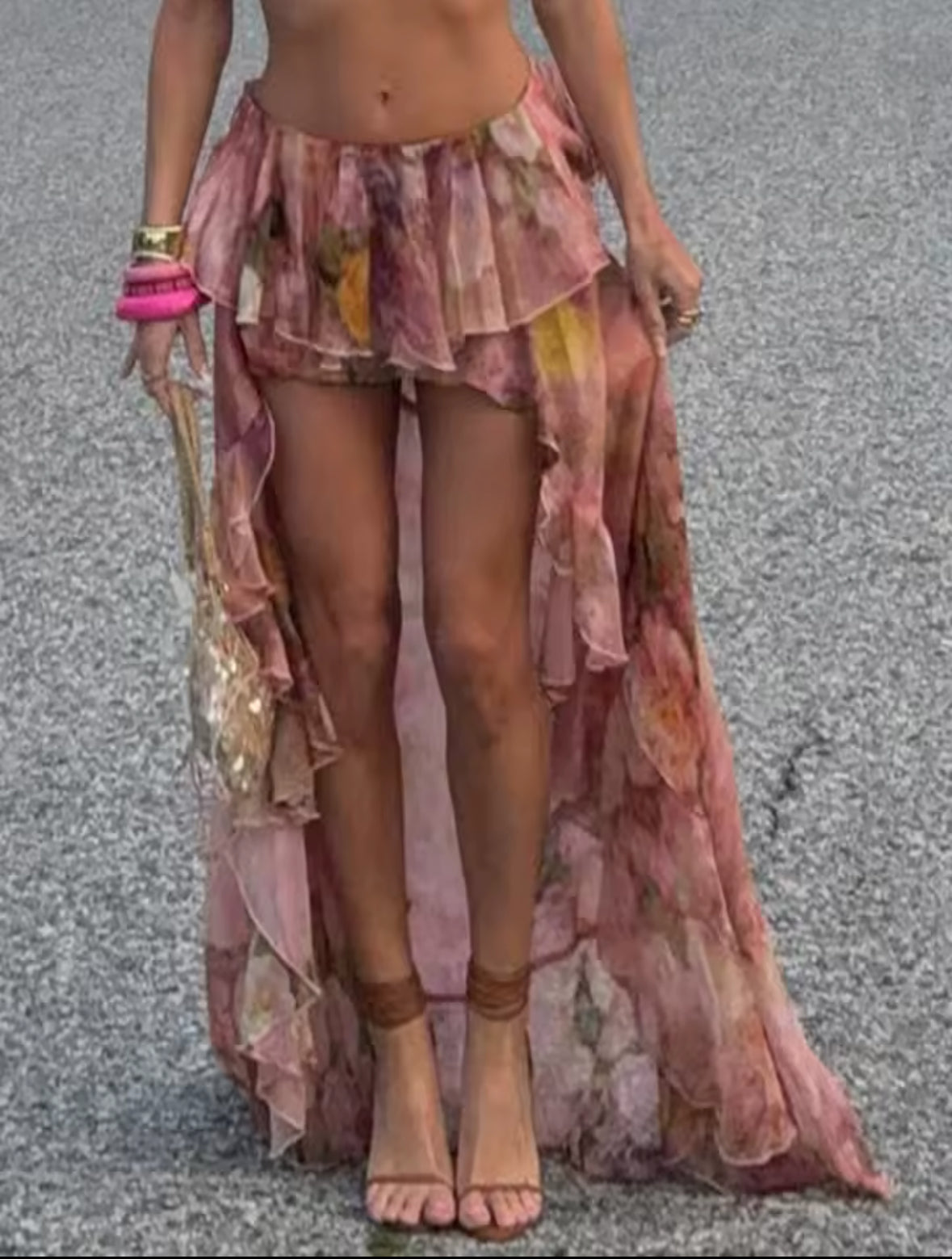 Romantischer High-Low-Rock mit floralem Print und fließendem Chiffon-Stoff. Verspieltes Rüschen-Design und asymmetrischer Schnitt für einen femininen, luftigen Look. Perfekt für sommerliche Events, Strandpartys und elegante Boho-Outfits.