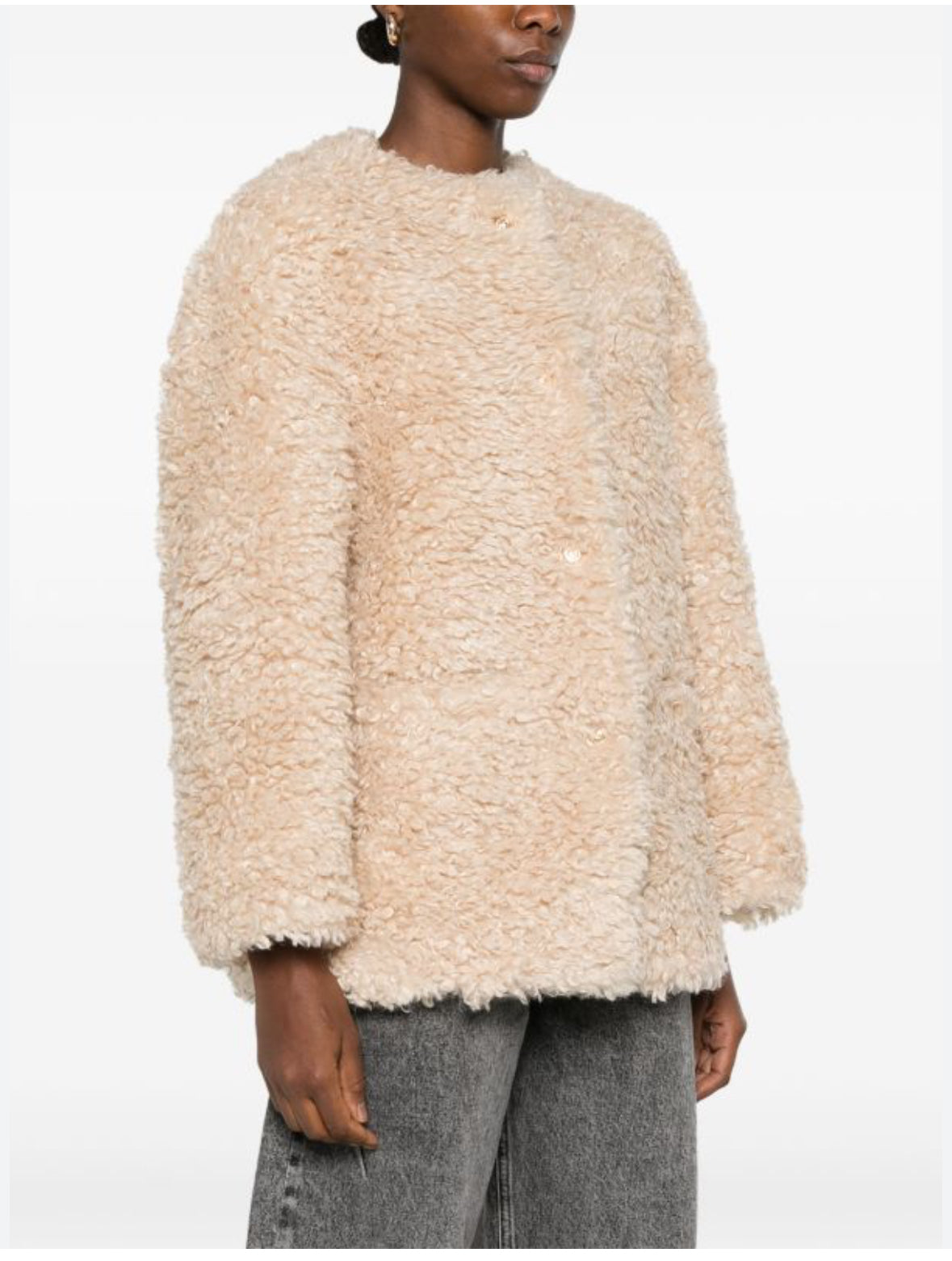 Beige Teddy Jacke mit strukturierter Optik, Rundhalsausschnitt und goldenen Knöpfen für einen luxuriösen Look. Perfekt für stilvolle Winter-Outfits.