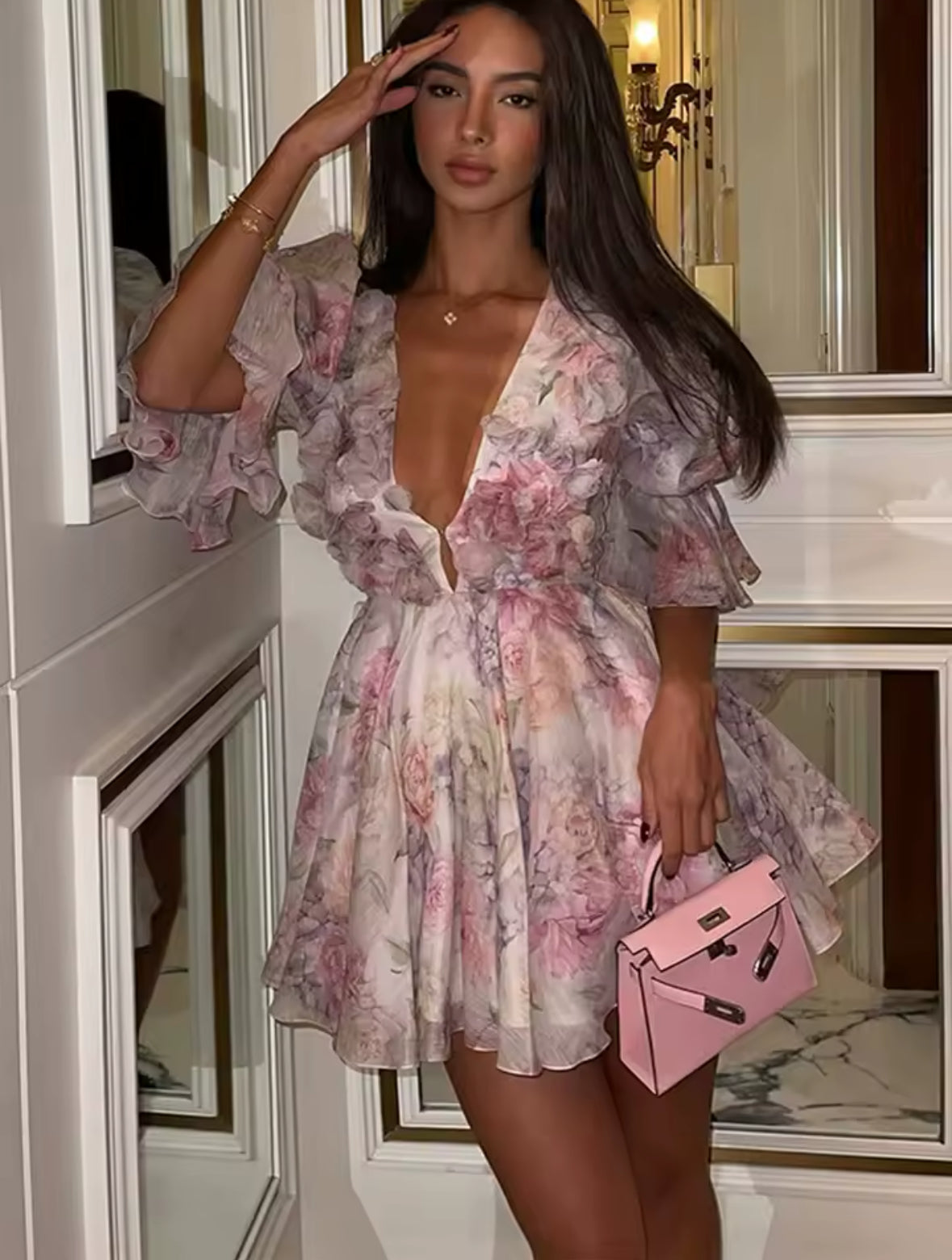 Kurzes, florales Kleid mit voluminösen Rüschenärmeln und tiefem Dekolleté