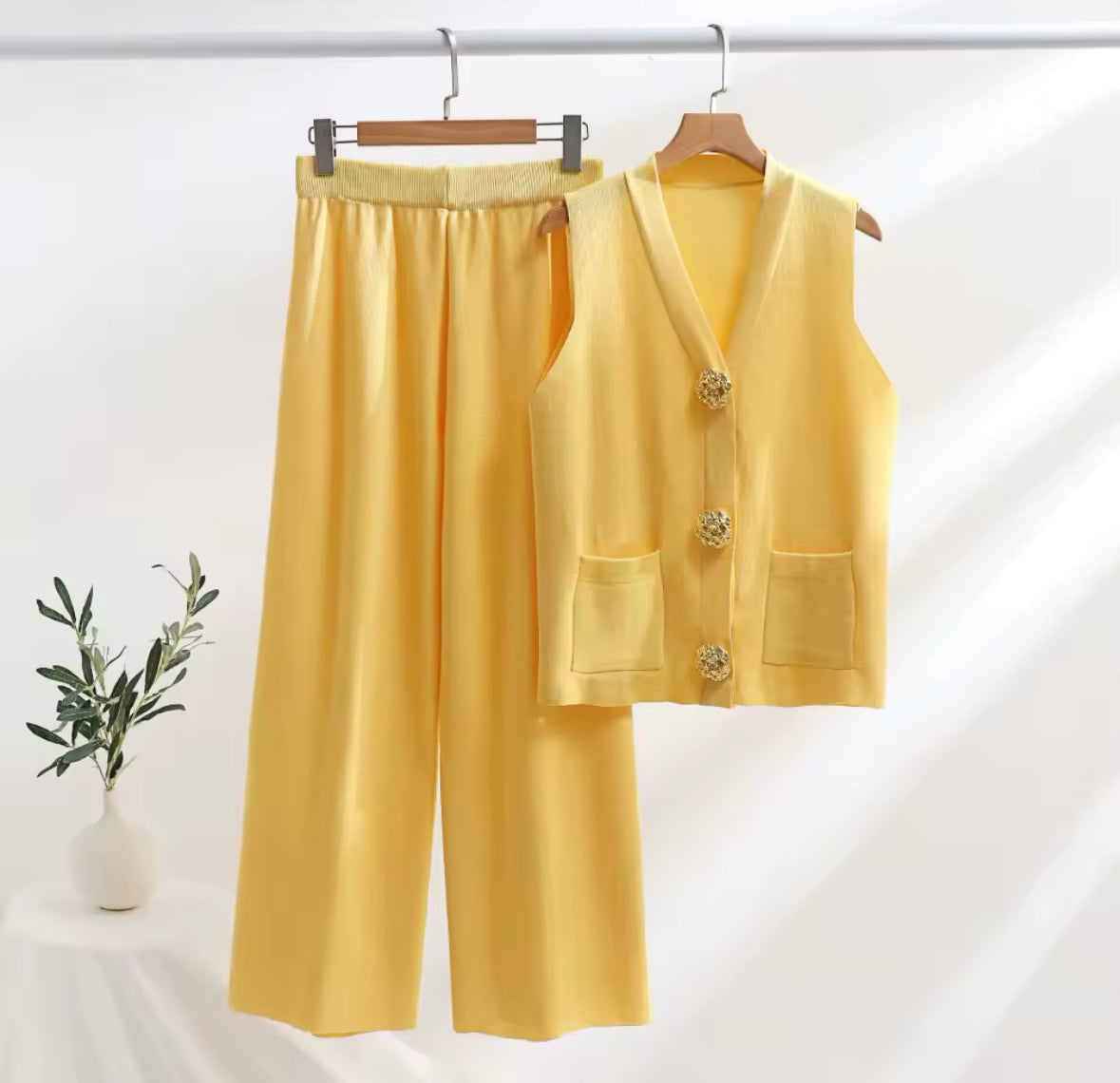 Cozy Loungewear-Zweiteiler bestehend aus Weste mit goldenen Knöpfen und weiter Hose – aus weichem Strick