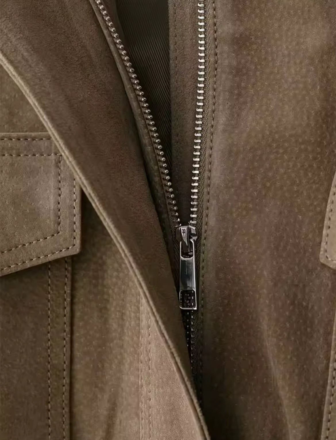 Savage Jacket in Sand – Beige Wildlederjacke mit Schulter-Details und elastischem Bund.