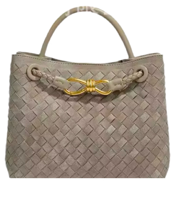 Luxuriöse geflochtene Handtasche im eleganten Design, inspiriert von italienischer Handwerkskunst. Die Tasche besticht durch ihr hochwertiges Material, eine edle Flechtoptik und ein stilvolles Knotendetail aus Metall. Perfekt für einen zeitlosen, schicken Look.