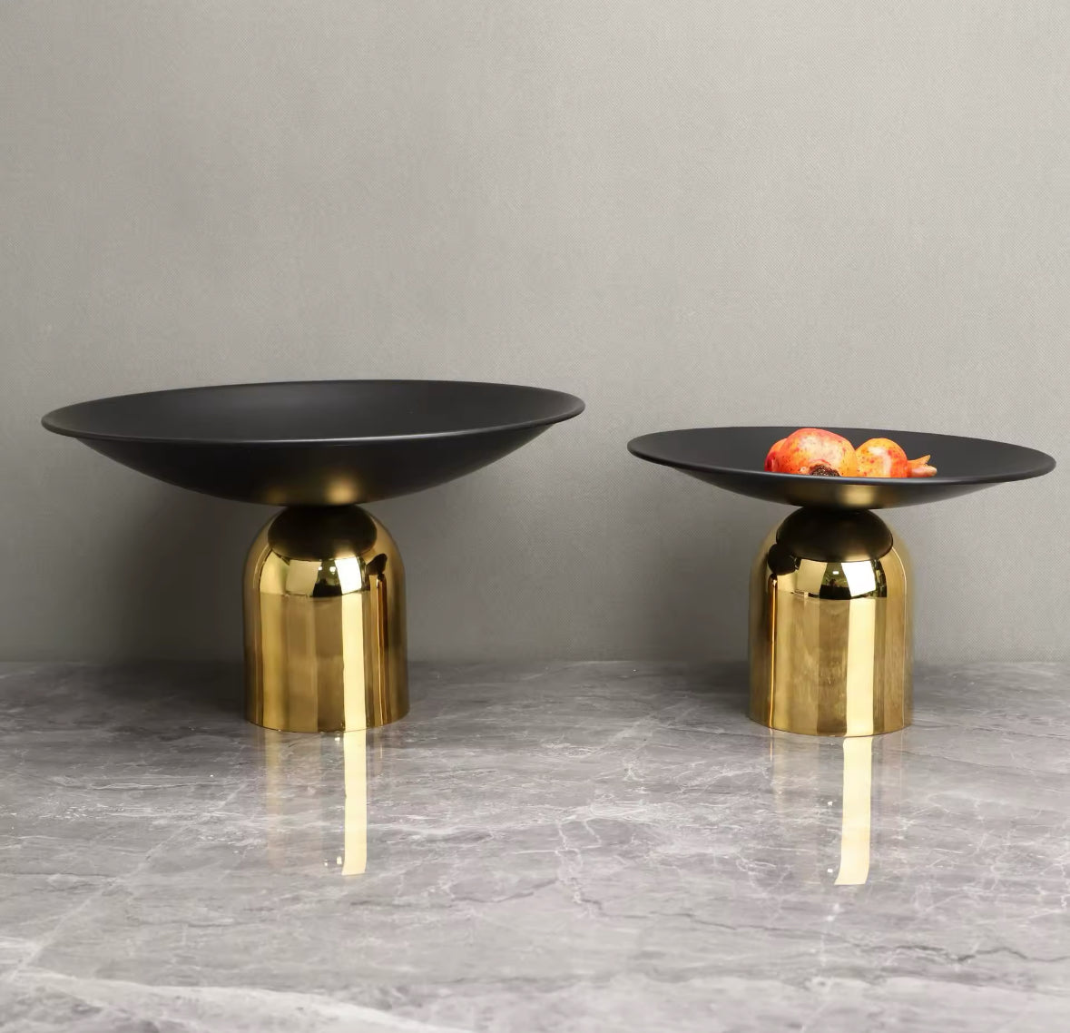Luxuriöse Design-Schale mit edler goldener Basis, erhältlich in mattem Schwarz oder klarem Glas. Perfekt als Obstschale oder stilvolles Deko-Element.