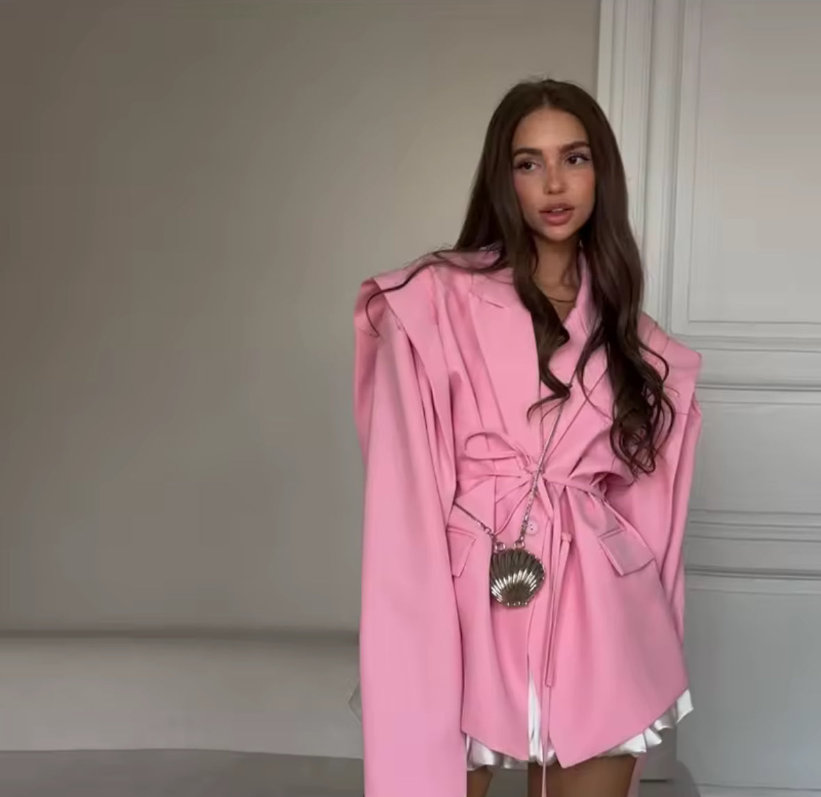 La Femme Couture Blazer in Rosé, Hellblau und Gelb – Oversize Damenblazer mit Gürtel, tragbar als Kleid oder taillierter Blazer