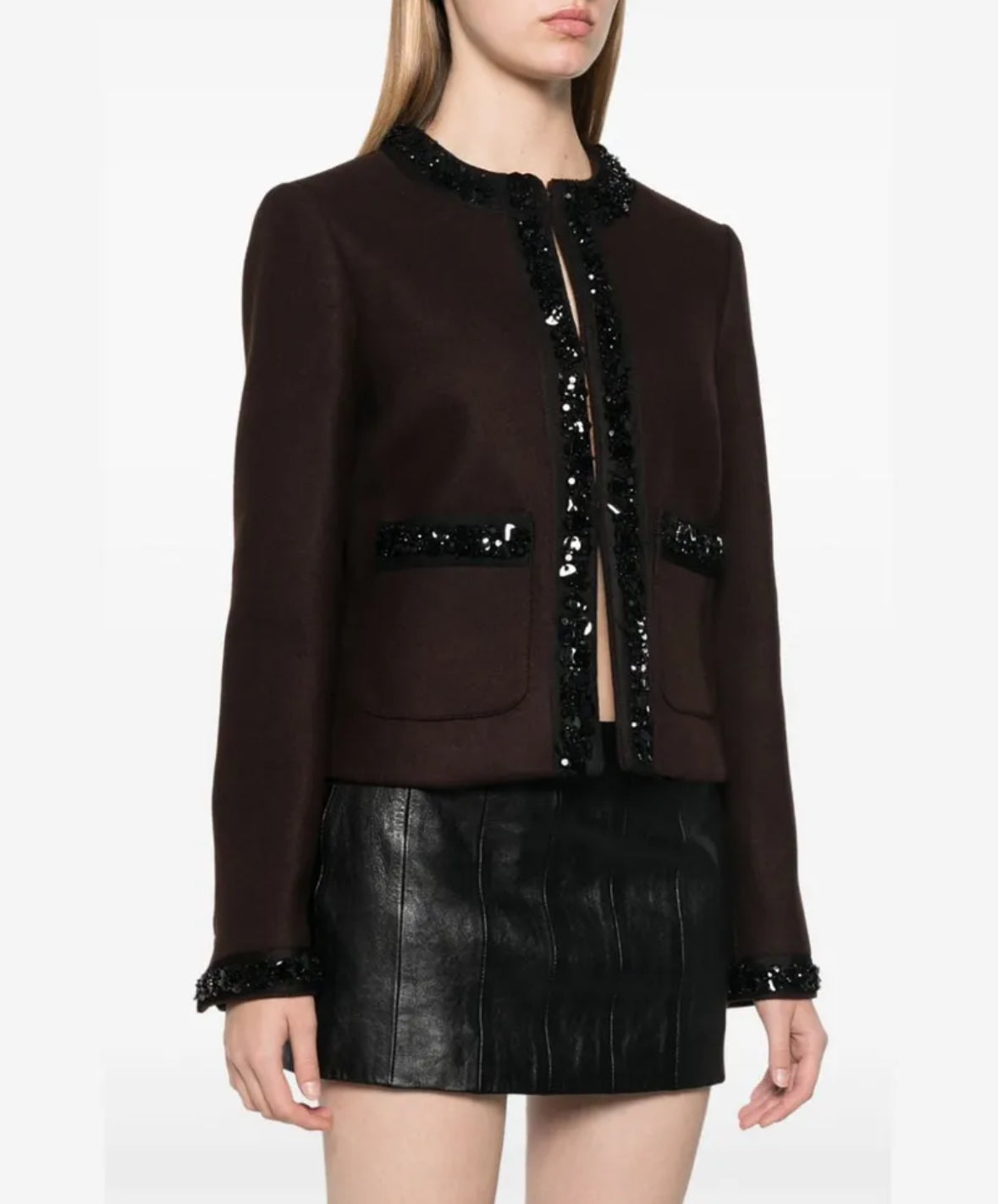 Edle, taillierte Tweed-Jacke in Dunkelbraun mit funkelnden Pailletten-Details entlang der Kanten und Taschen. Perfekt für einen eleganten und luxuriösen Look – kombinierbar mit Röcken, Kleidern oder Hosen.