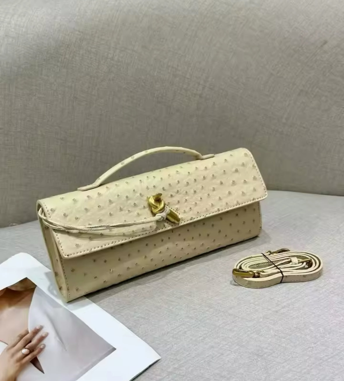 Clutch Andiamo in cremeweißer Lederoptik mit goldener Schlaufe – luxuriöser Look, elegante Struktur