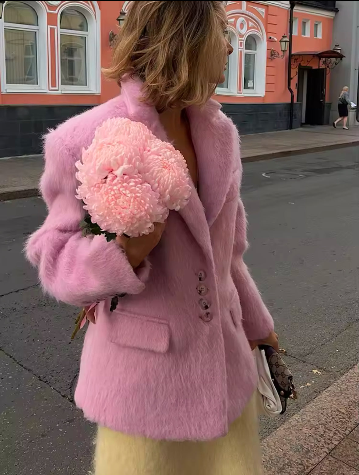 Eleganter Oversized-Mantel aus flauschigem, strukturiertem Material mit klassischem Blazer-Schnitt. Verfügbar in Rosa, Beige und Grau – perfekt für einen luxuriösen, stilvollen Look mit modernem Touch.