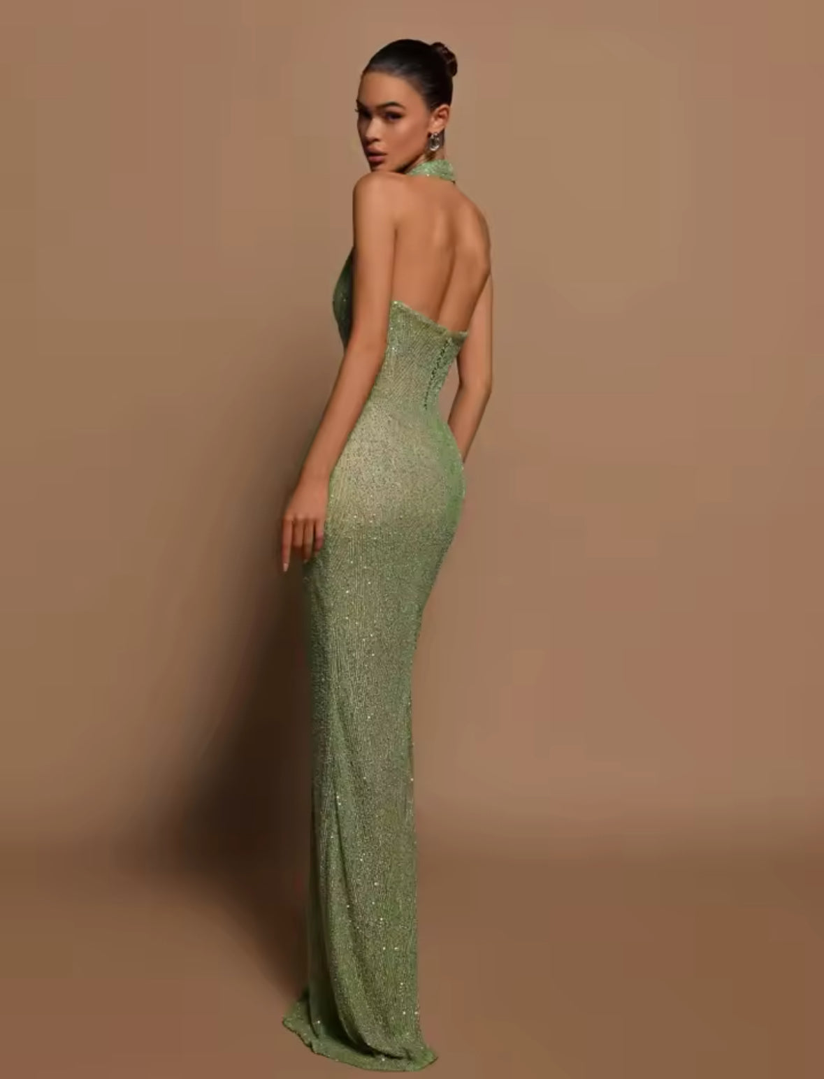 Smaragdgrünes, figurbetontes Abendkleid mit Neckholder und Paillettenbesatz – glamouröser Look für besondere Anlässe