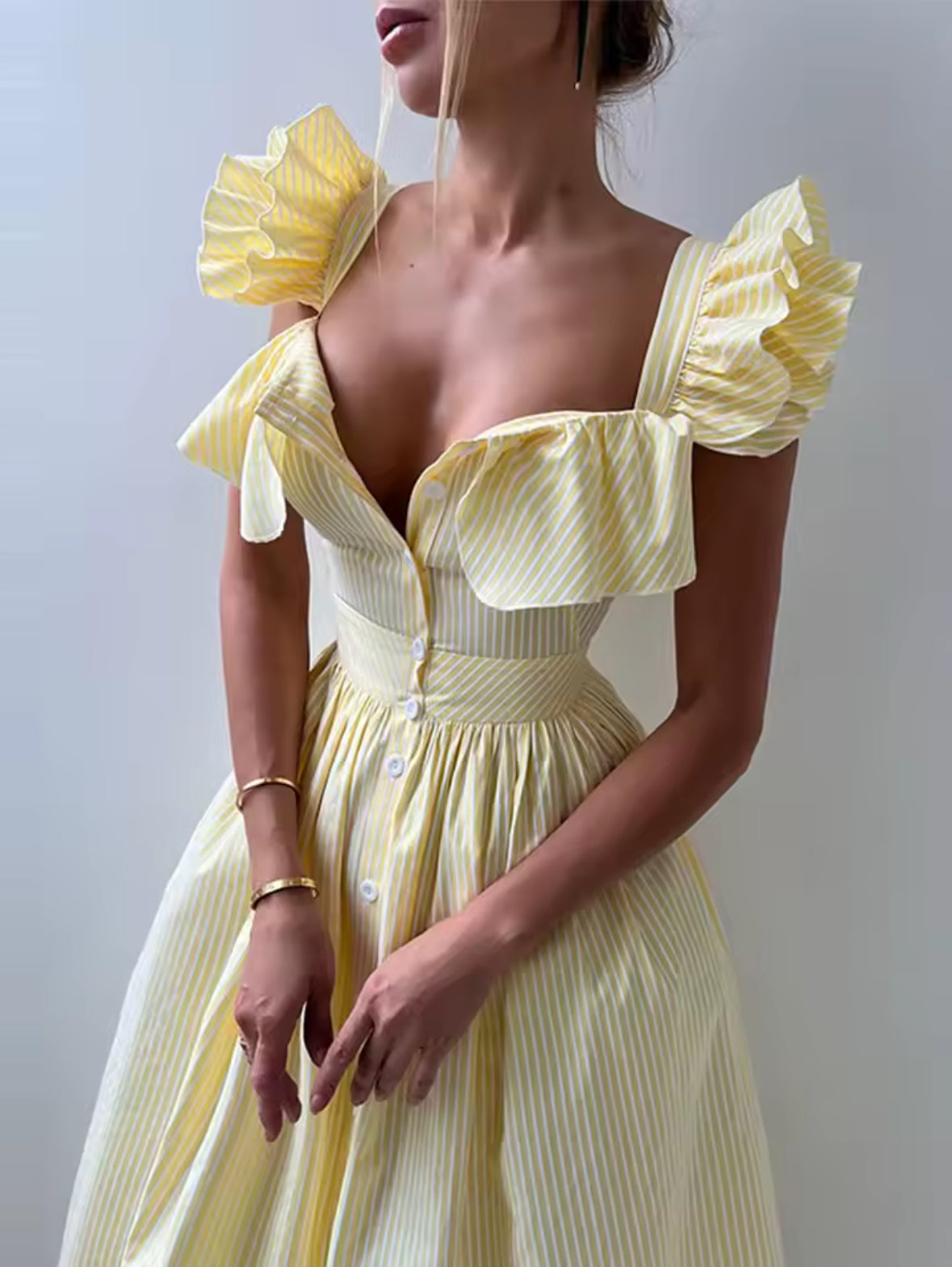 Sommerkleid mit Rüschen und Knopfleiste in Pastellgelb – HB Interieur & Fashion