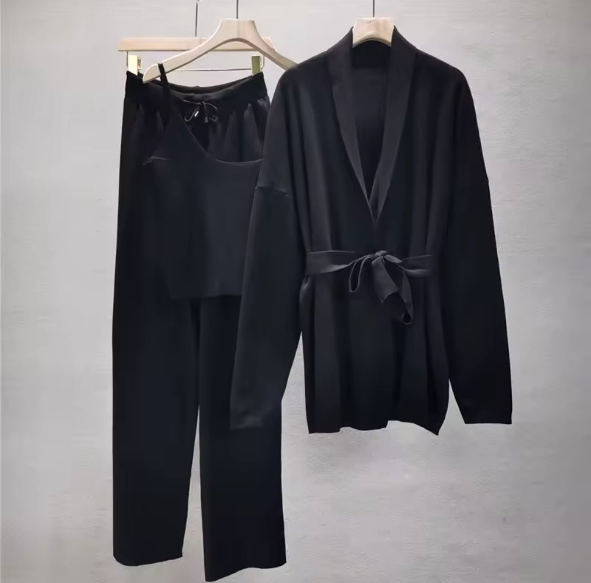 3-teiliges Loungewear-Set in Nuss-Beige bestehend aus Cardigan mit Bindegürtel, weitem Top und Hose mit Kordelzug – gemütlich und elegant.