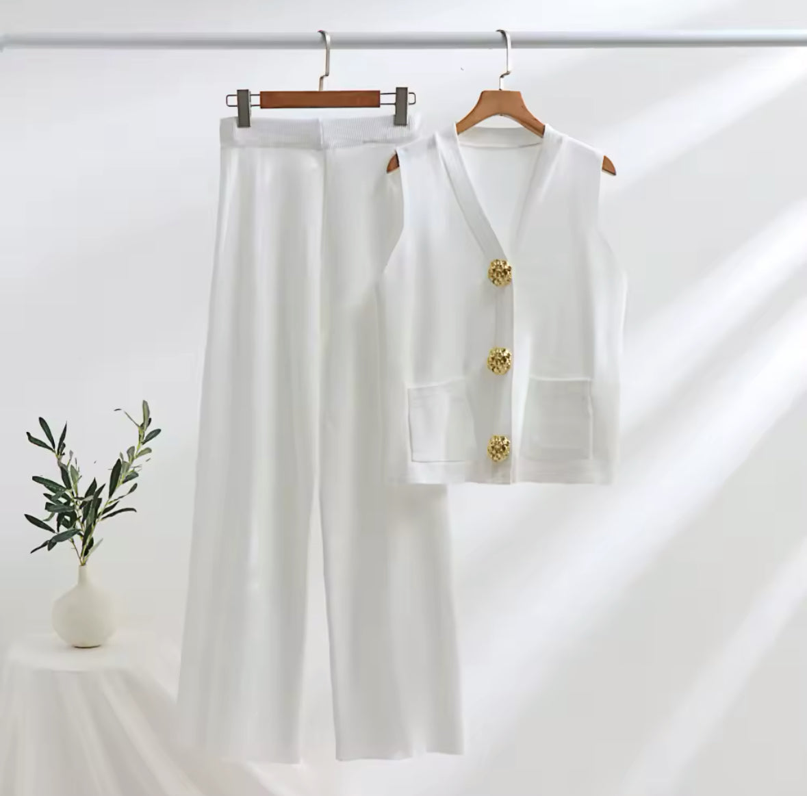 Flach gelegtes Strickset bestehend aus ärmelloser Weste und Hose mit elastischem Bund – ideal für Alltag und Homewear