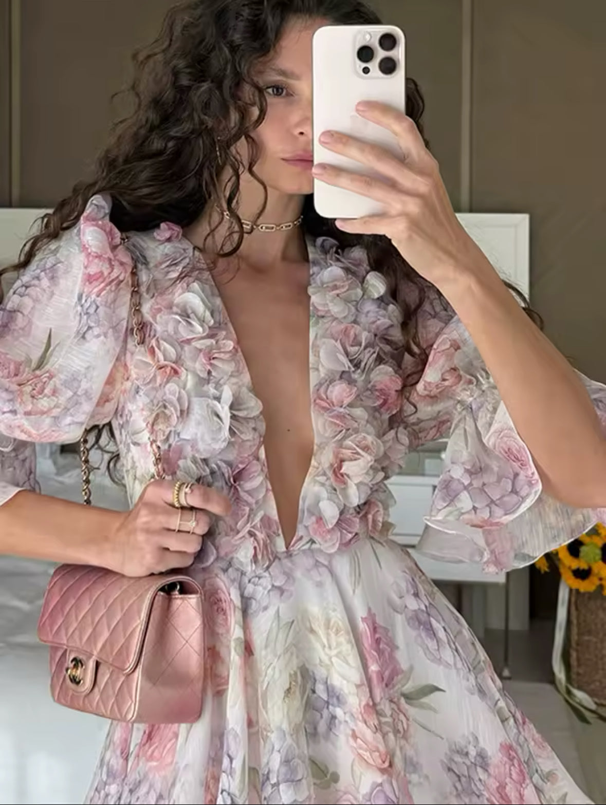 Raffiniertes Blumenkleid mit Puffärmeln, tiefem Ausschnitt und femininer Silhouette