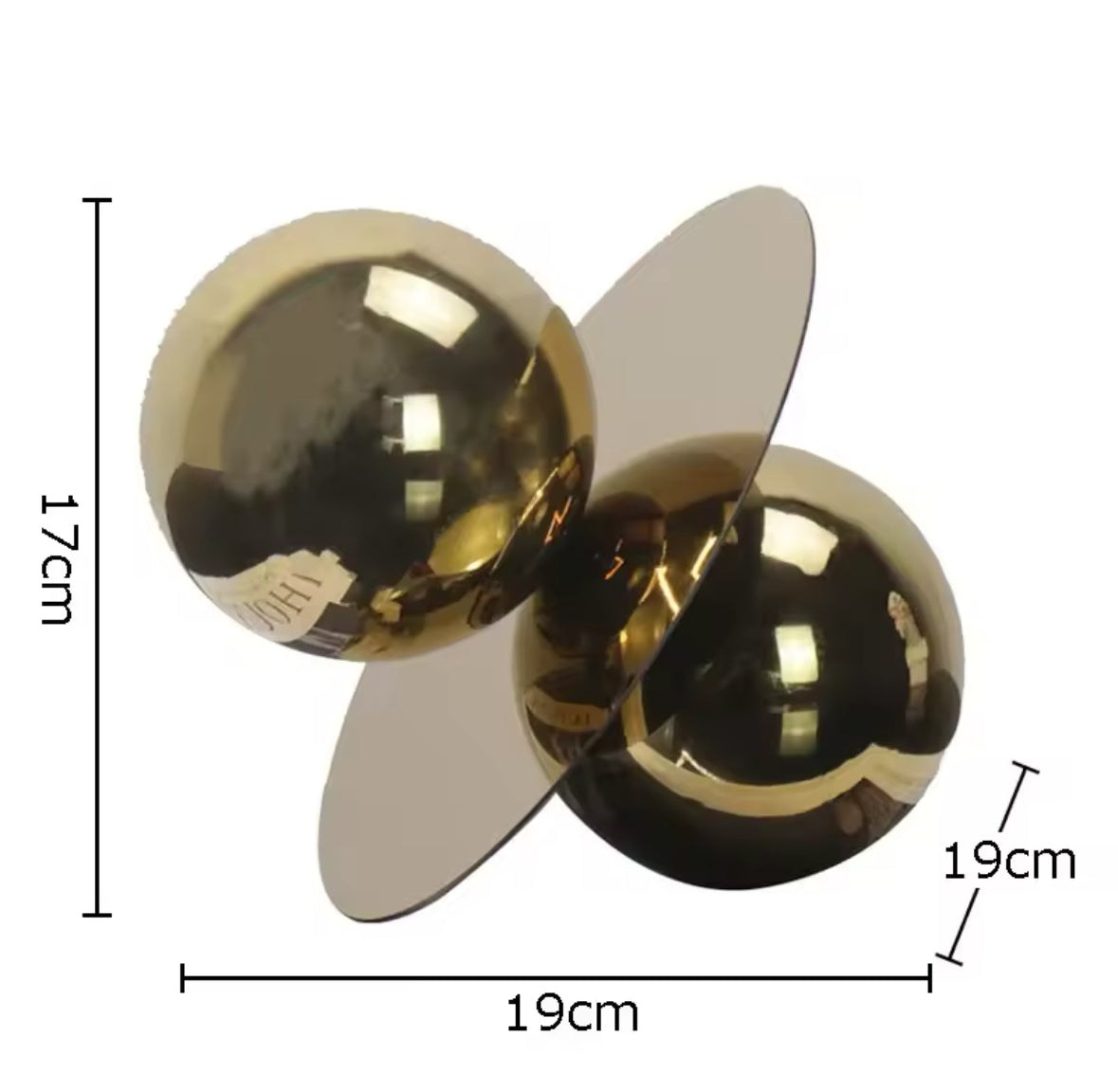 Moderne Designer-Skulptur aus glänzendem Metall mit geometrischer Balance aus Kugeln und Platte in edlem Gold. Perfekt für stilvolle Wohn- und Arbeitsräume