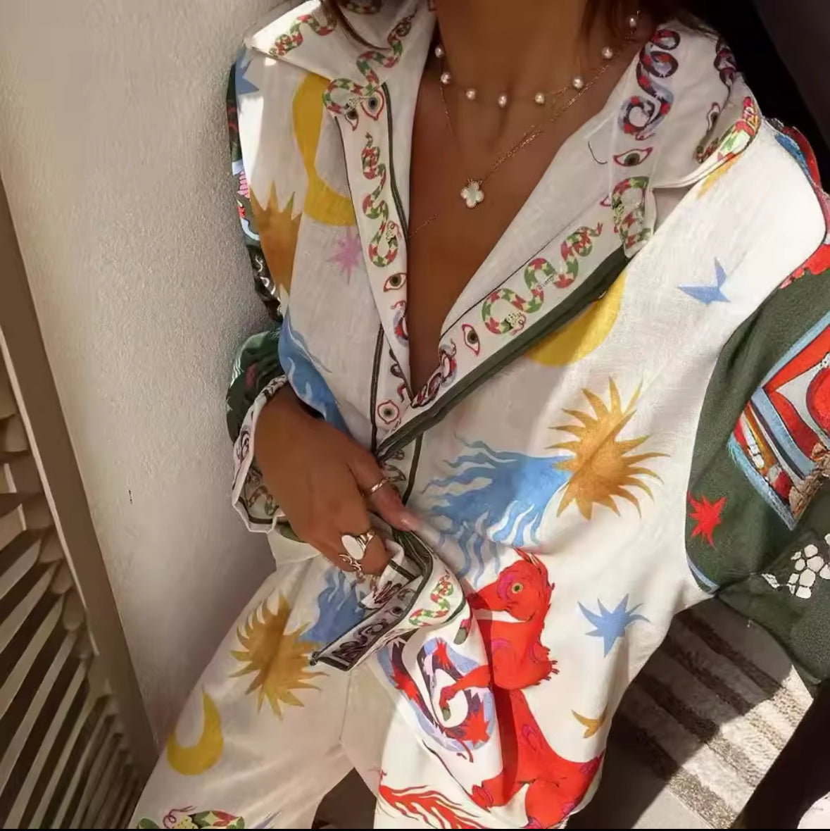 Zweiteiler-Set mit auffälligem Print aus Sonne, Mond und Drachen, bestehend aus weiter Hose und lockerer Bluse – ideal für sommerliche, trendige Looks.