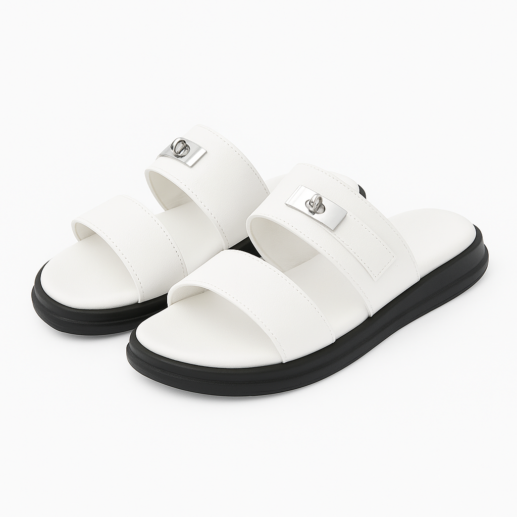 Weiße Damen-Slides mit zwei breiten Riemen und silbernen Schnallen