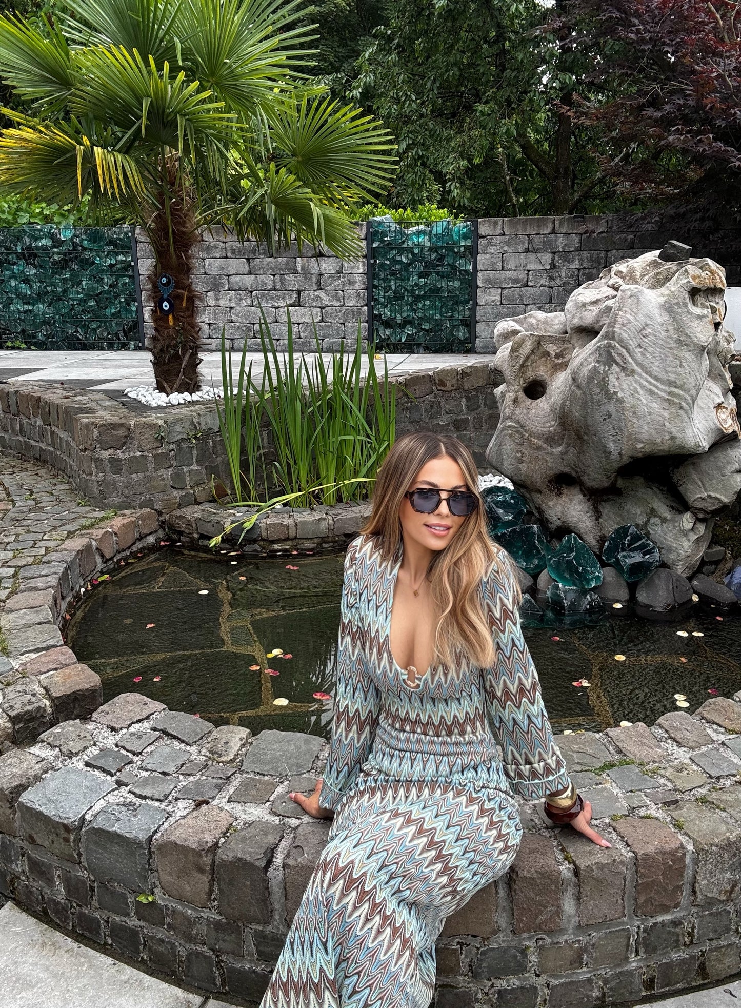 Frau trägt die Milano Sunglasses mit Tortoise-Rahmen und Oversize-Look vor mediterranem Hintergrund