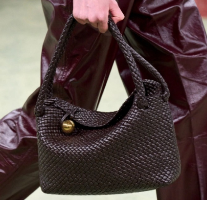 Luxuriöse, handgeflochtene Ledertasche mit goldener Kugelverzierung. Das elegante Design verleiht jedem Look einen Hauch von Raffinesse. Verfügbar in verschiedenen Farben, darunter Schwarz, Braun, Grün, Bordeaux, Silber und Pastelltöne.