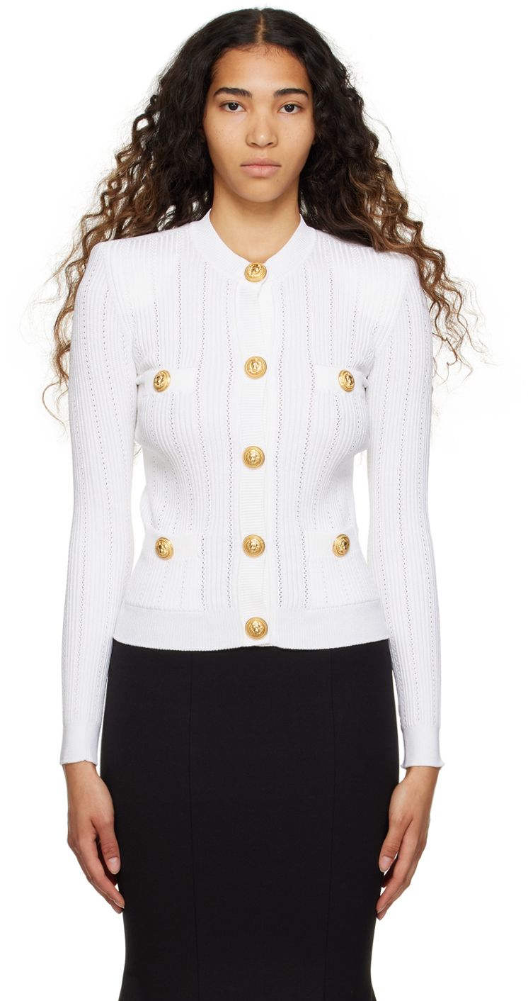 Eleganter, taillierter Strick-Cardigan mit goldenen Knöpfen und strukturierter Passform.
Klassischer, langärmliger Strickblazer mit goldenen Knopf-Details für einen luxuriösen Look
Figurbetonter Strick-Cardigan mit verzierten Knöpfen – zeitlose Eleganz für jeden Anlass.