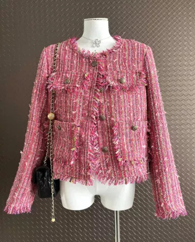 Elegante, taillierte Tweed-Jacke in Pink mit goldenen Knöpfen und Fransen-Details. Perfekt für einen stilvollen, femininen Look – inspiriert von klassischer Pariser Eleganz.