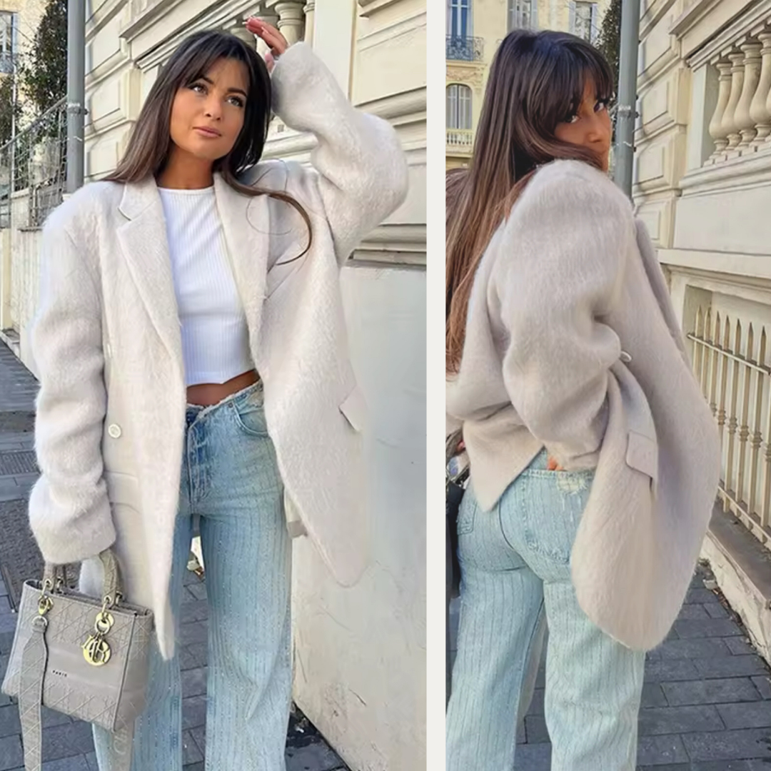 Eleganter Oversized-Mantel aus flauschigem, strukturiertem Material mit klassischem Blazer-Schnitt. Verfügbar in Rosa, Beige und Grau – perfekt für einen luxuriösen, stilvollen Look mit modernem Touch.