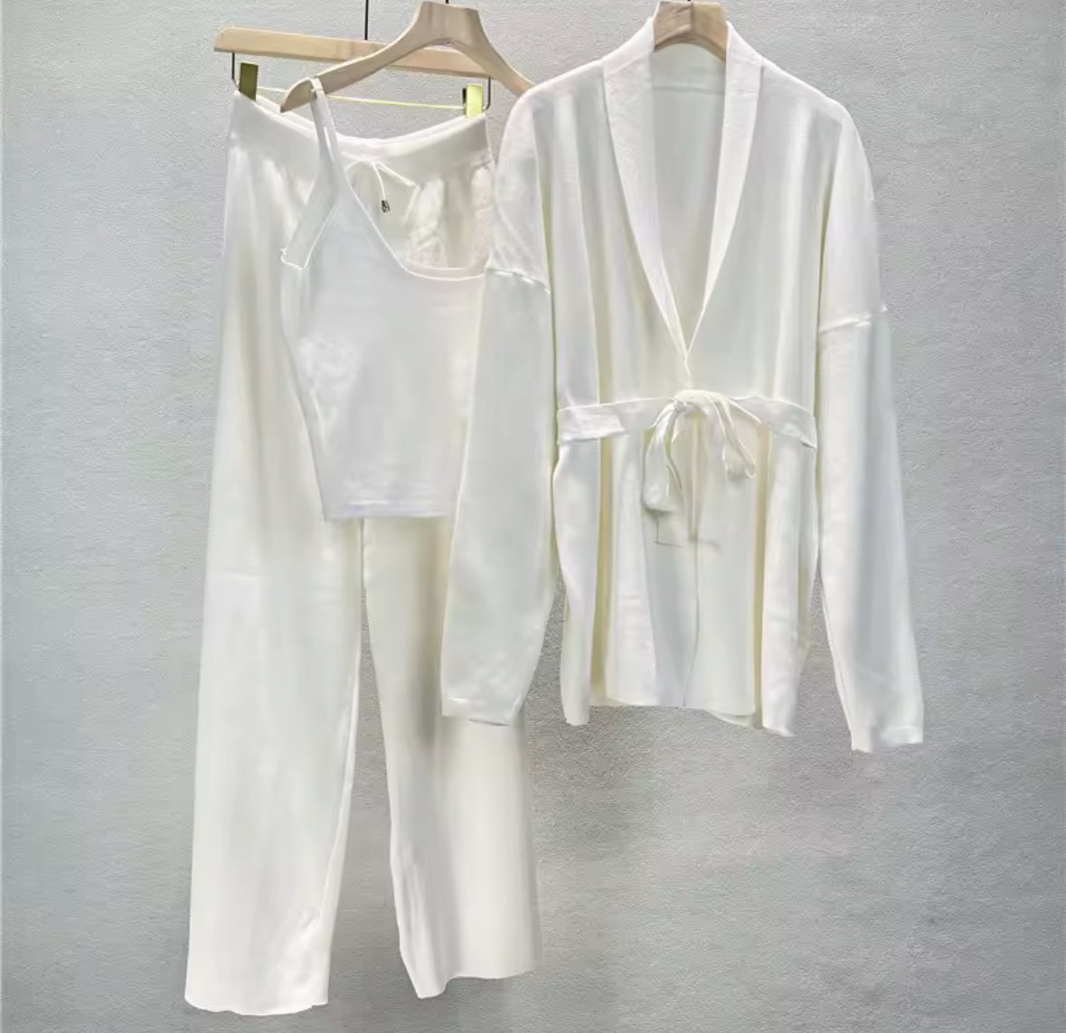 3-teiliges Loungewear-Set in Nuss-Beige bestehend aus Cardigan mit Bindegürtel, weitem Top und Hose mit Kordelzug – gemütlich und elegant.