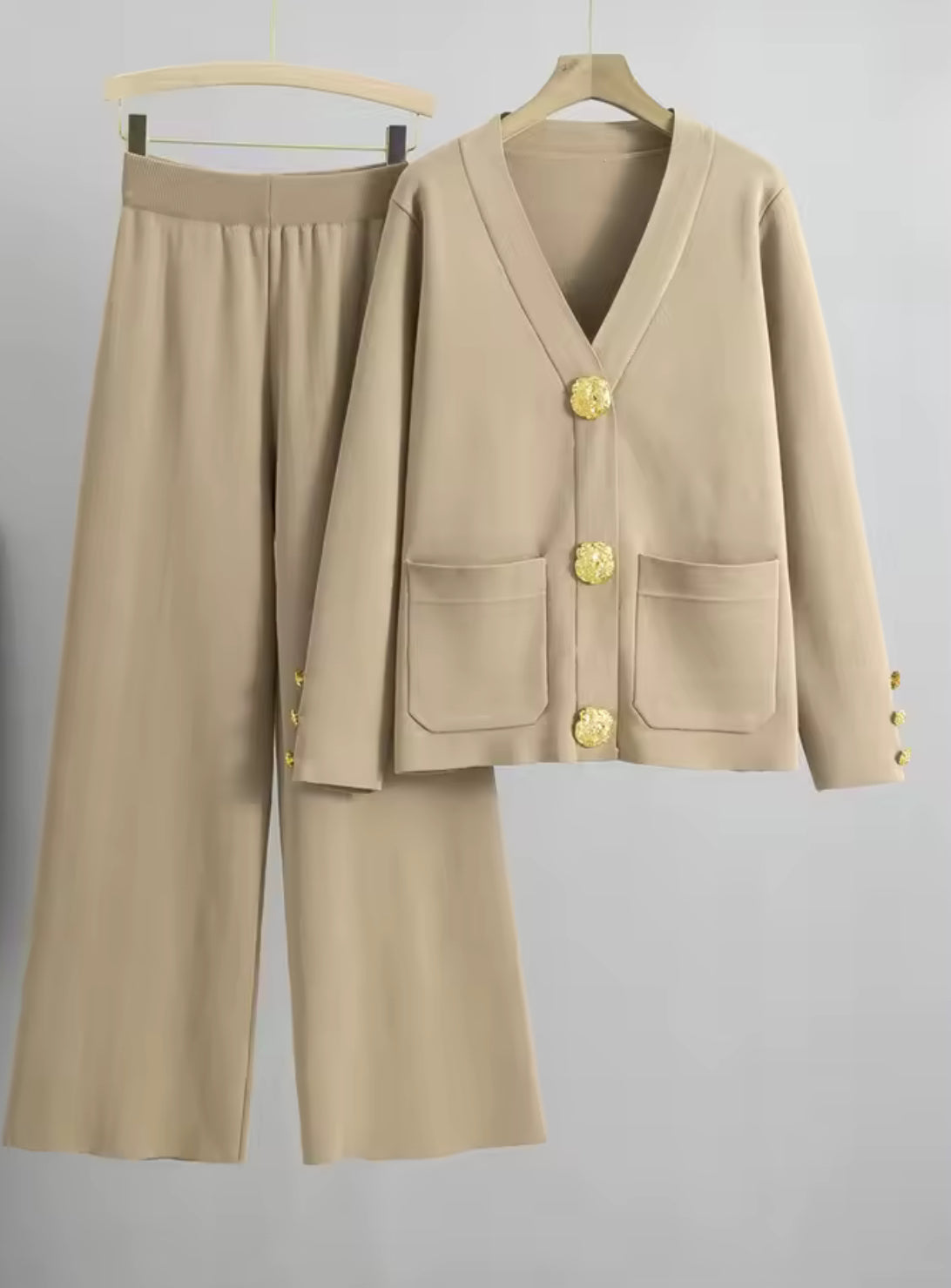 Aurora Luxe Set – Elegantes 2-teiliges Outfit mit Strickjacke und weiter Hose, verziert mit auffälligen goldfarbenen Knöpfen, ideal für Business und elegante Anlässe.