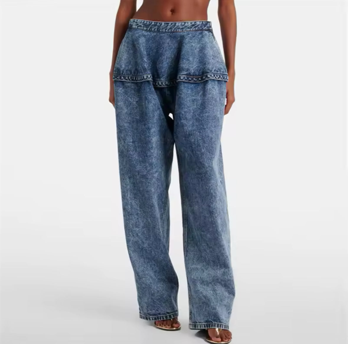 Jeans im Loose Fit mit mittelhohem Bund und auffälligem Layer-Detail im Hüftbereich aus gewaschenem Denim
