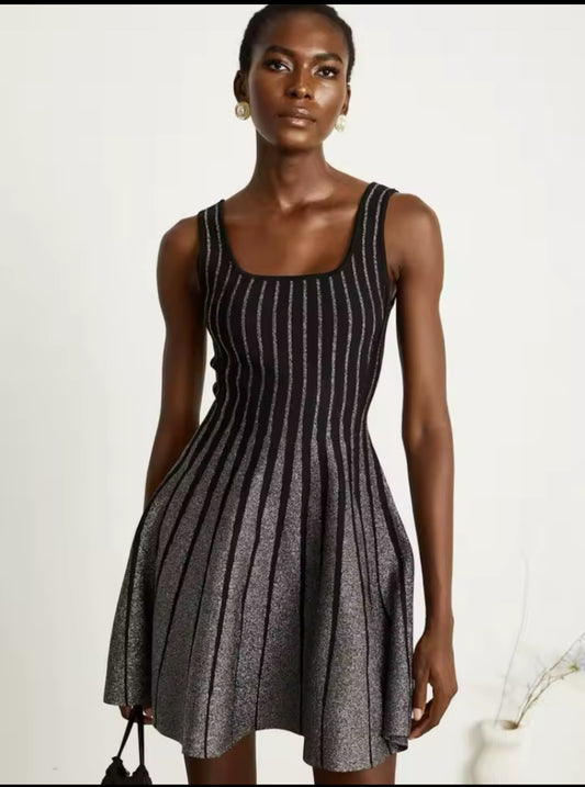 Schwarzes Strick-Minikleid mit Glitzereffekt, tailliert, ausgestellter Rock, elegantes Design
