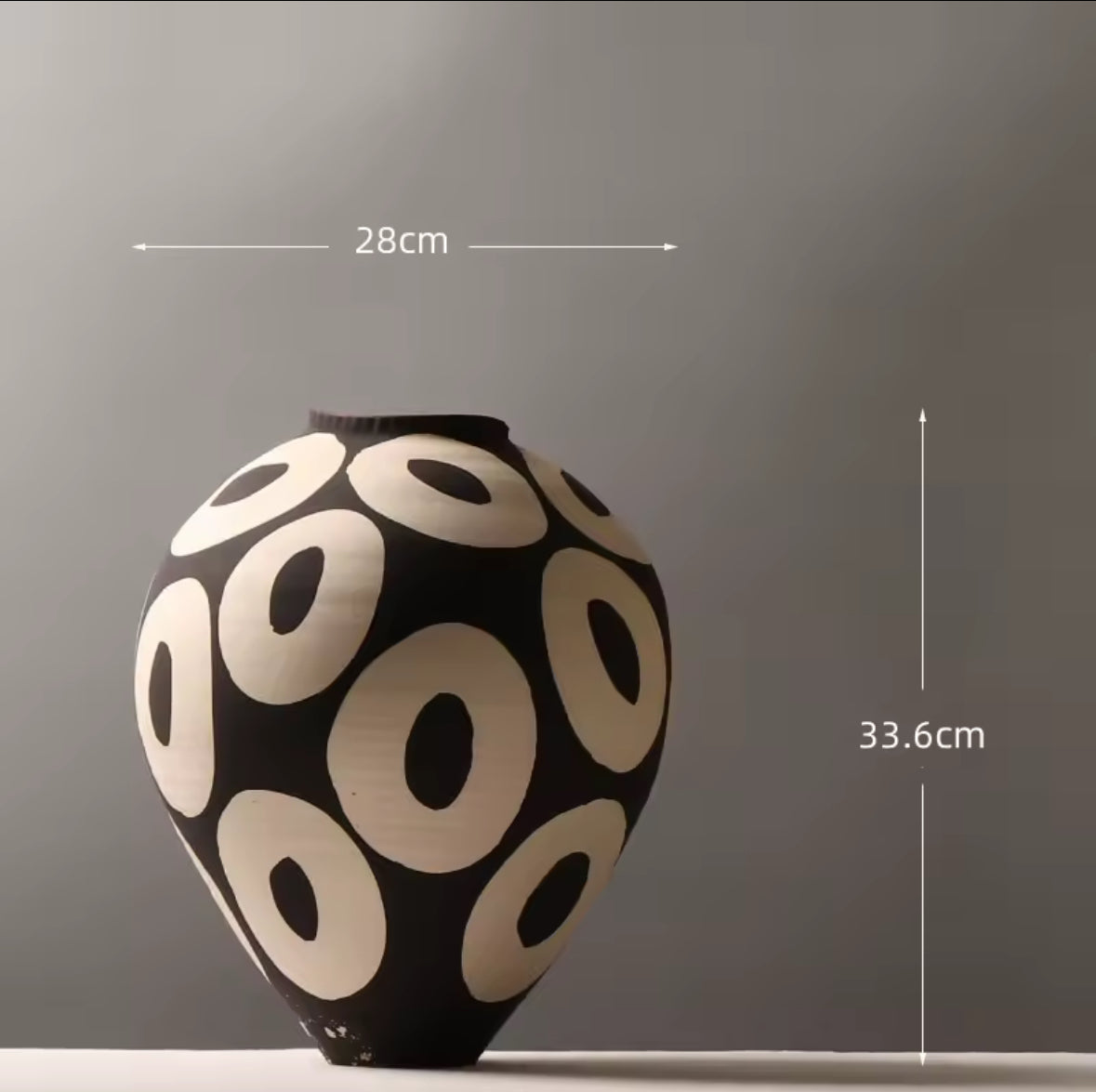 Monochrome Circle Keramikvase – handgezeichnet