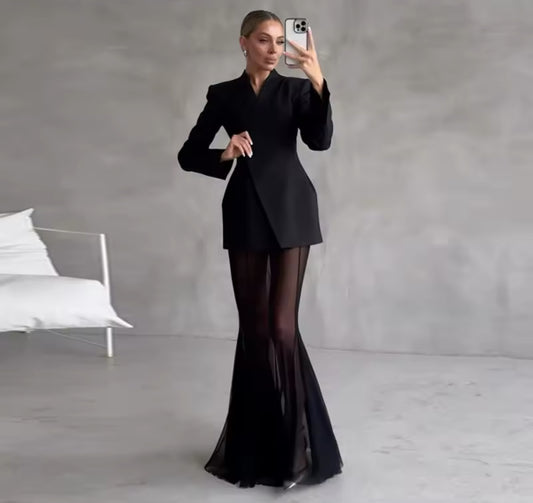 Elegantes Zweiteiler-Set bestehend aus tailliertem Blazer und bodenlangem transparentem Rock, erhältlich in Schwarz und Weiß – ideal für Events, Shootings oder besondere Anlässe.