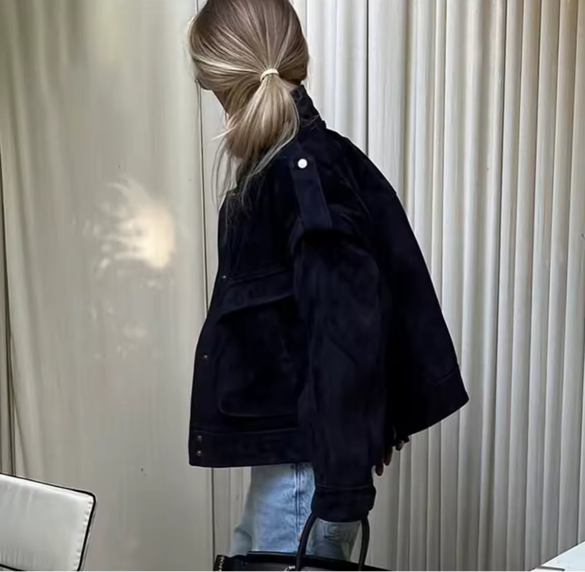 Blaue Mara Suède Oversize-Jacke kombiniert mit Jeans und Crop-Top – moderner, urbaner Look.