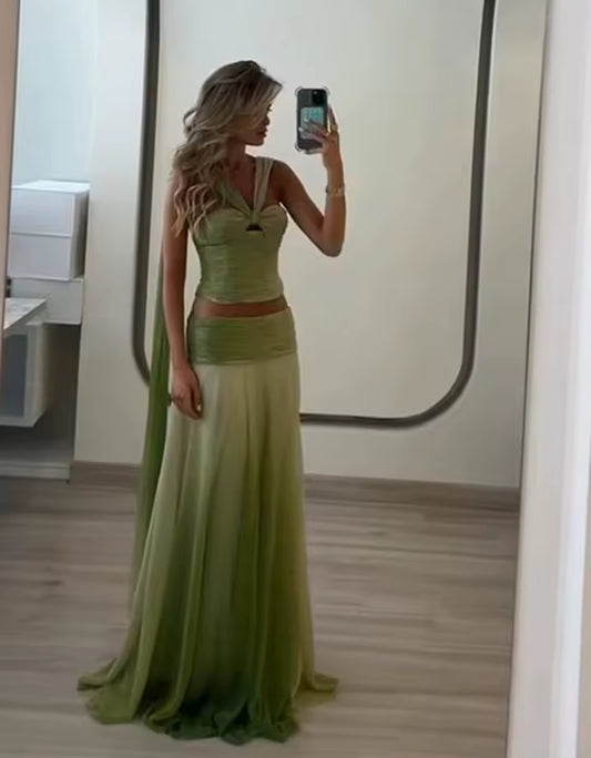 Grünes zweiteiliges Ombre-Set mit drapiertem Oberteil, Cut-Out und fließendem Maxirock.
