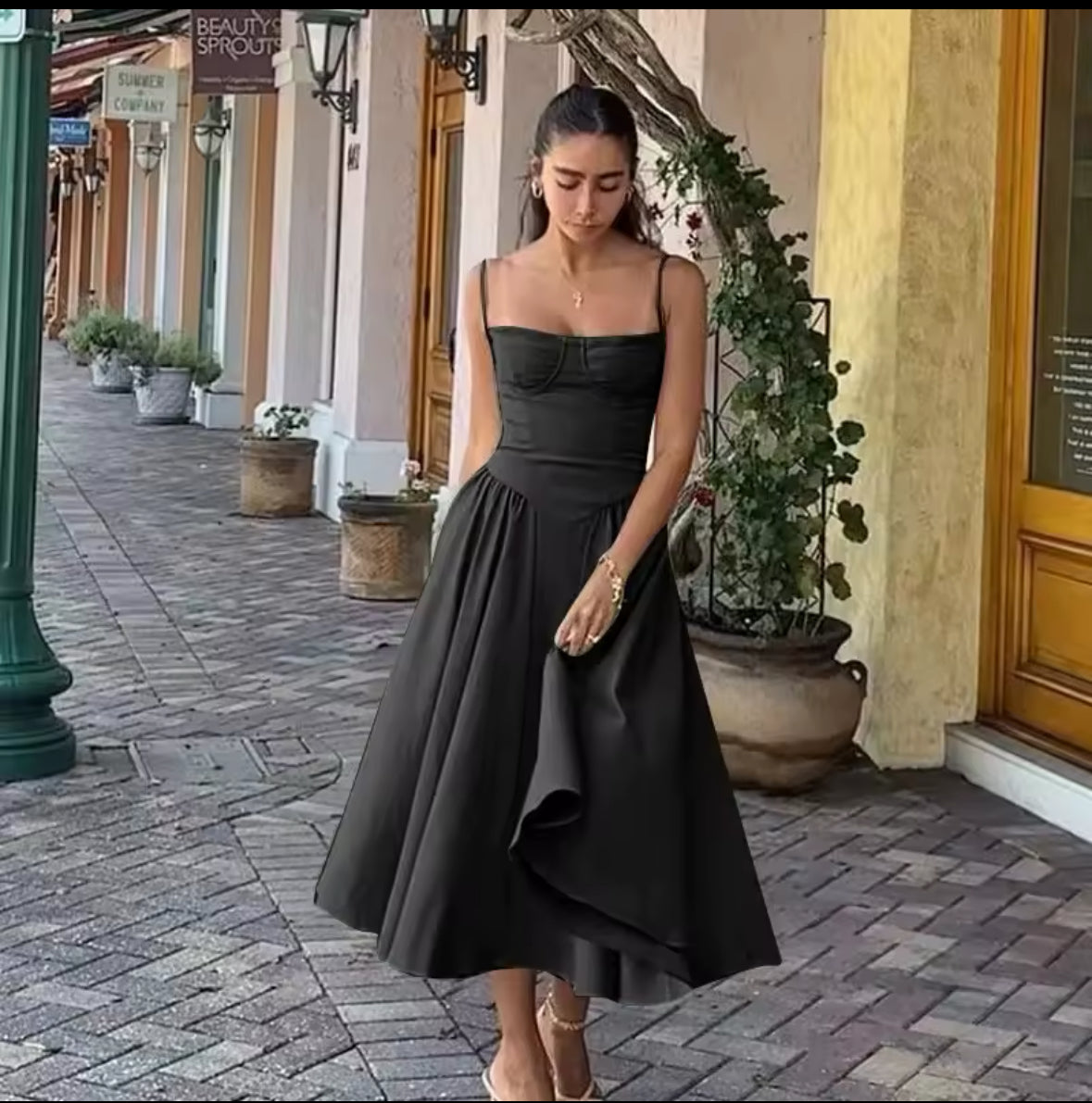 Classic Variante (Spaghettiträger):
„Model trägt das Côte d’Azur Dress mit Spaghettiträgern, herzförmigem Ausschnitt und schwingendem Midirock – in verschiedenen Farben erhältlich.