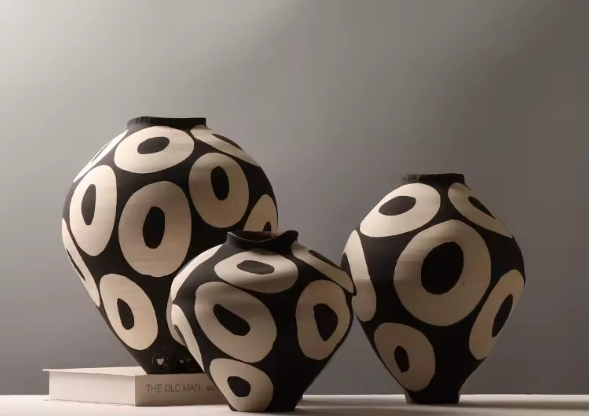 Monochrome Circle Keramikvase – handgezeichnet