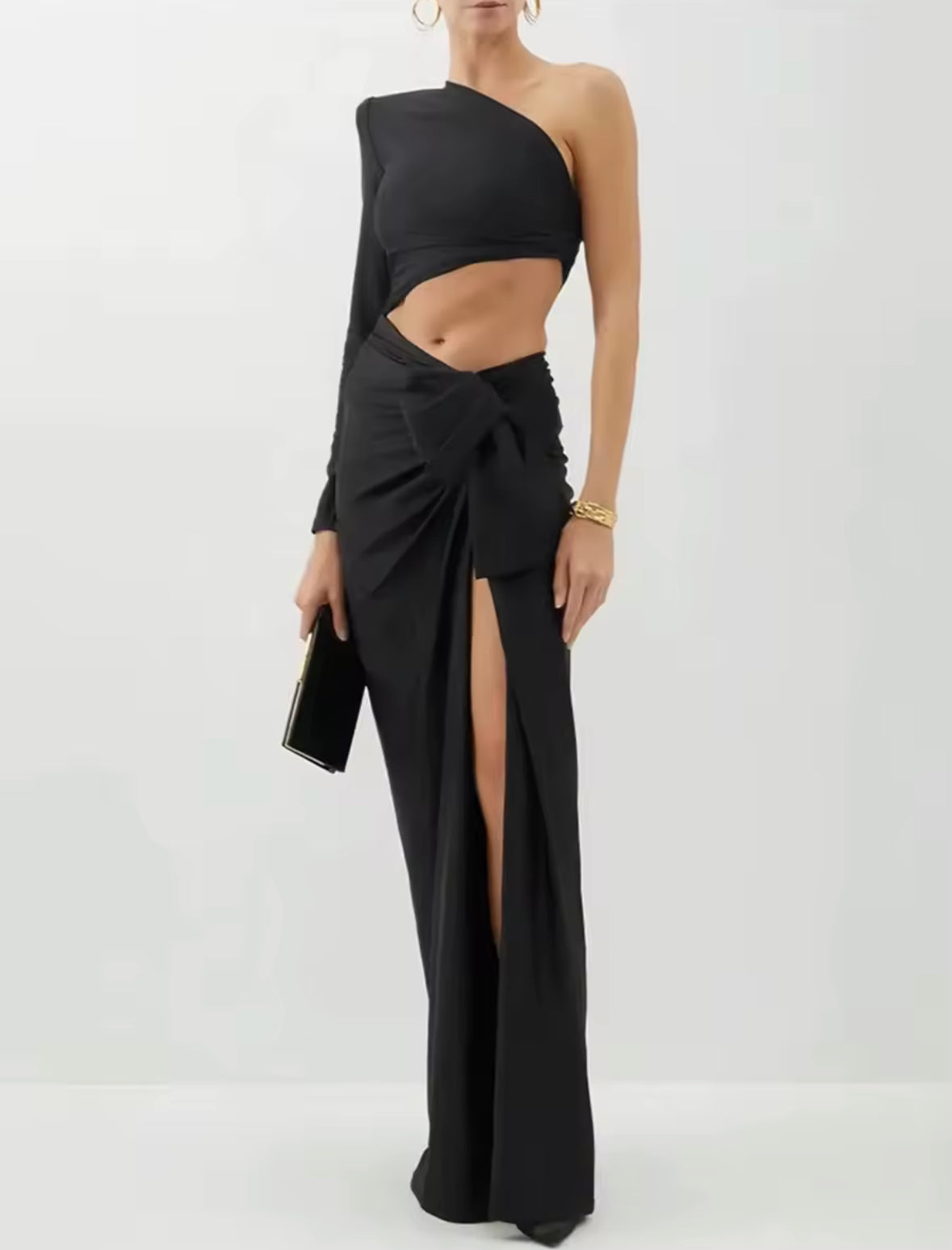 Asymmetrisches schwarzes Abendkleid mit One-Shoulder-Träger, Cut-out an der Taille und hohem Schlitz, figurbetonte Silhouette
