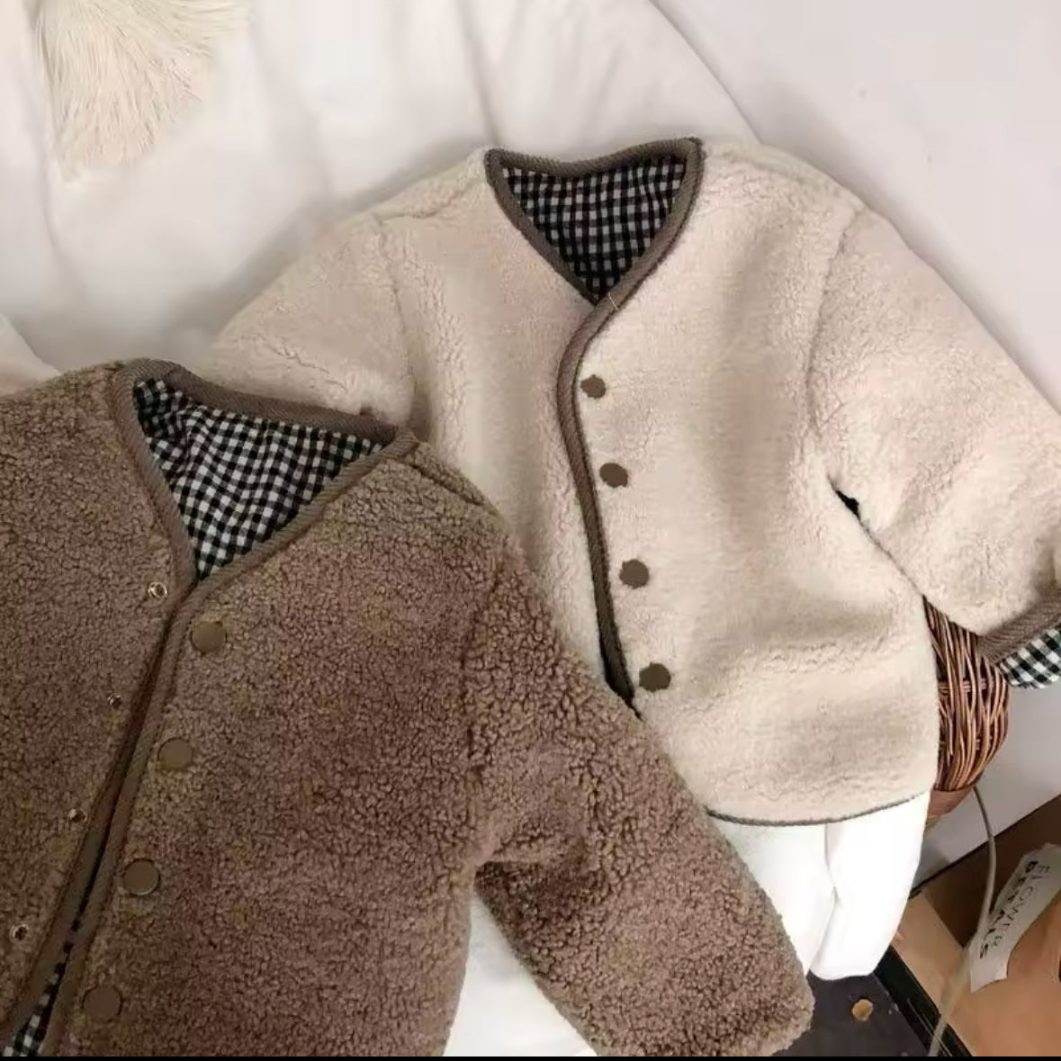 Wendbare Teddyjacke für Kinder – Kuschelige Winterjacke mit Karomuster & Plüsch