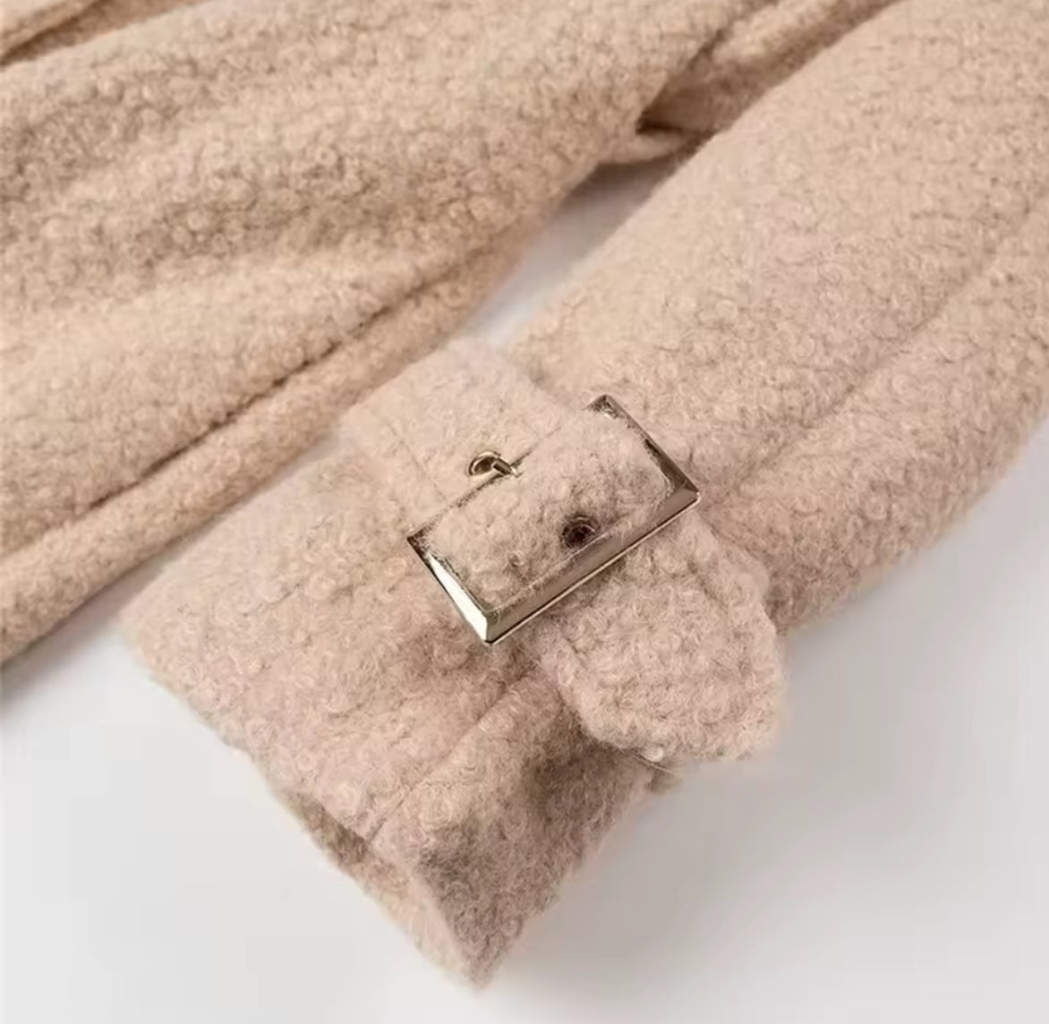 Luxuriöser beiger Wollmantel mit Oversize-Schnitt, Bindegürtel und klassischen Revers, perfekt für elegante Winterlooks.