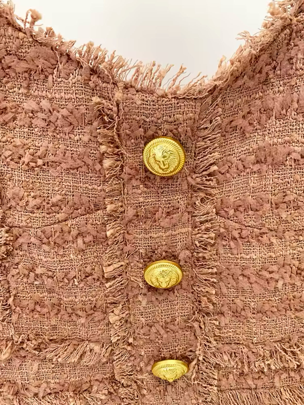 Stilvolles Tweedkleid mit goldenen Löwenknöpfen und Fransen