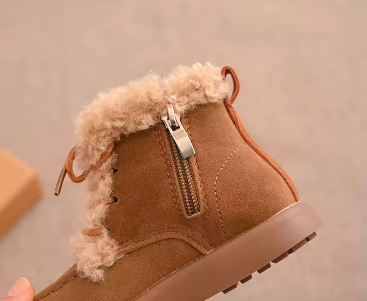 Warme Kinder-Winterstiefel aus Wildleder– Kuschelig, rutschfest & stilvoll